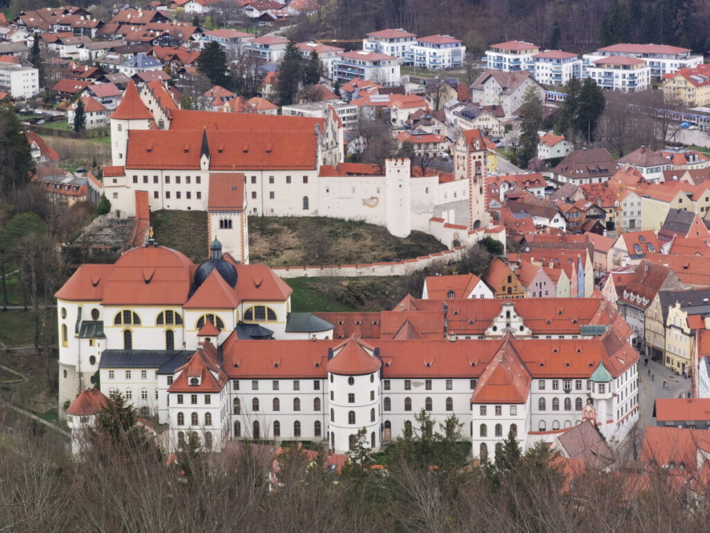 Das ist die Aussicht auf dem Kalvarienberg auf Füssen. Im Vordergrund das ehemalige Kloster, dahinter das Hohe Schloss