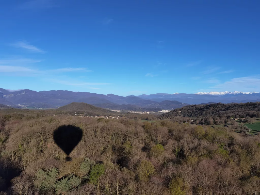 Ballonfahrt Costa Brava - mit Blick auf die weißen Gipfel der Pyrenäen