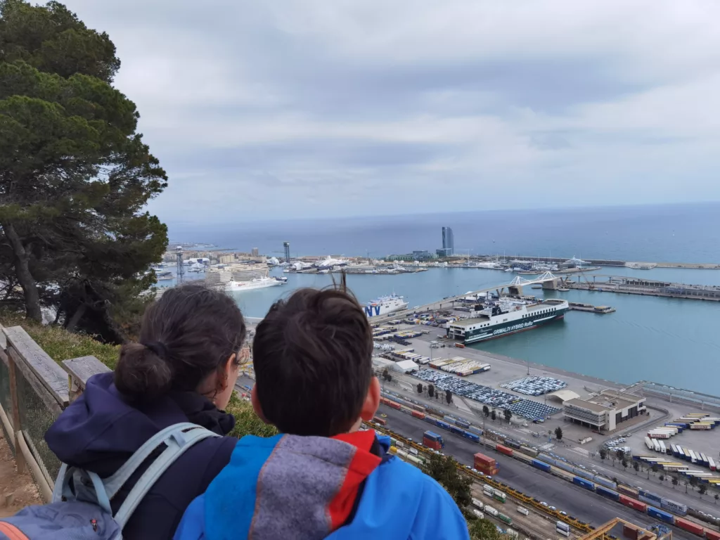 Tolle Aussicht in Barcelona mit Kindern auf dem Montjuic - Zugang mit Seilbahn möglich