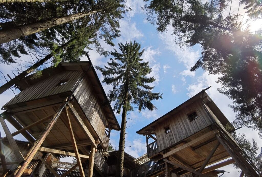 Baumhaushotel Kopfing - cooles Familienhotel für die Herbstferien mit Kindern!