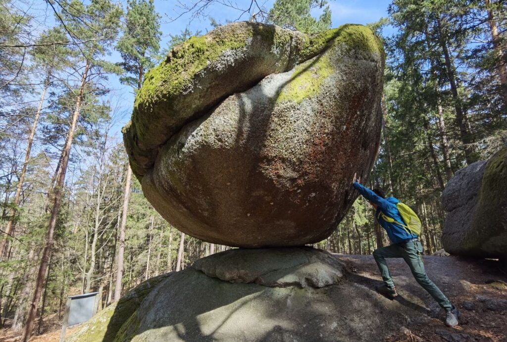 Geheimtipp in Bayern zum wandern mit Kindern - der Wackelstein im Bayerischen Wald