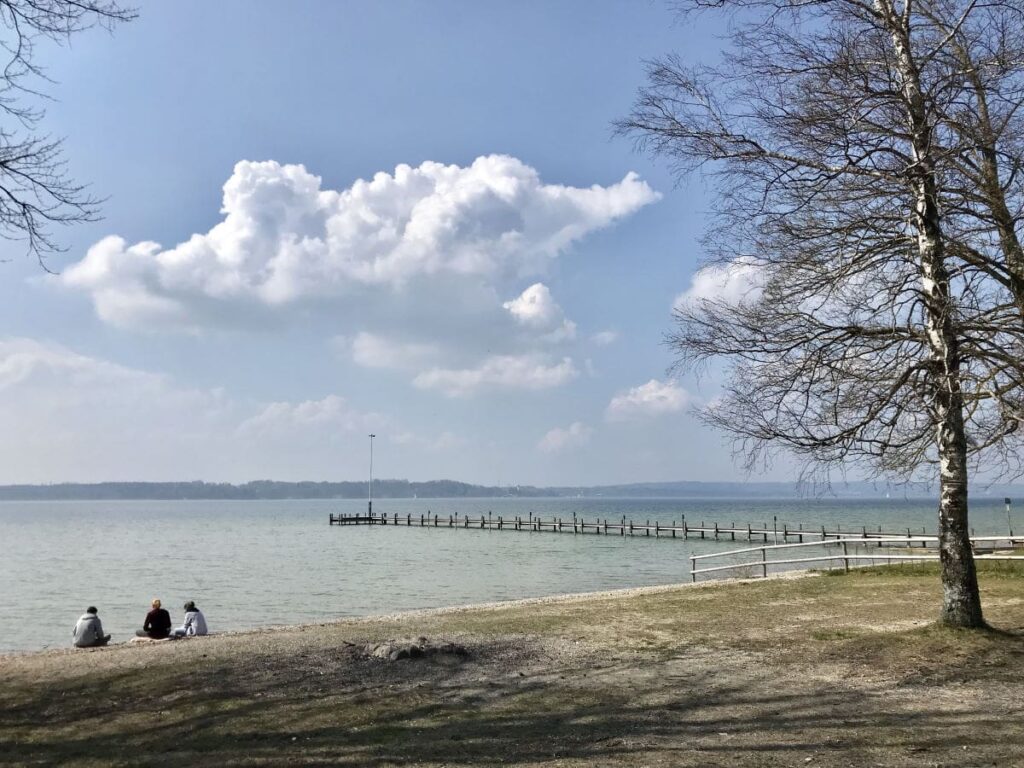 Am Starnberger See wandern mit Kindern im Frühling