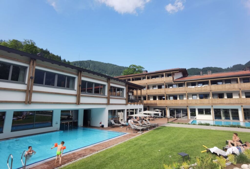 Familienhotel Bayern mit viel Pools und Saunen - die perfekte Zugspitz Resort Ehrwald Alternative