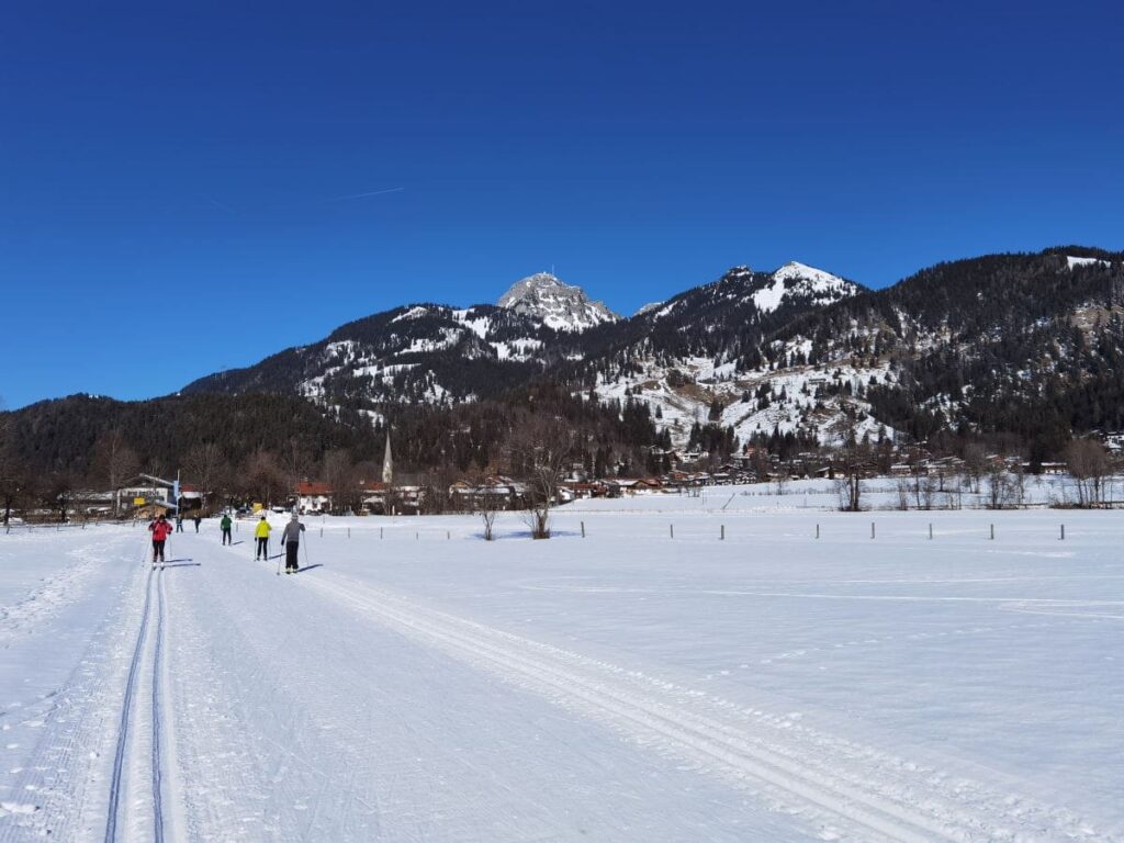 In Bayrischzell Langlaufen - kilometerweit durch das sonnige Tal in Bayern