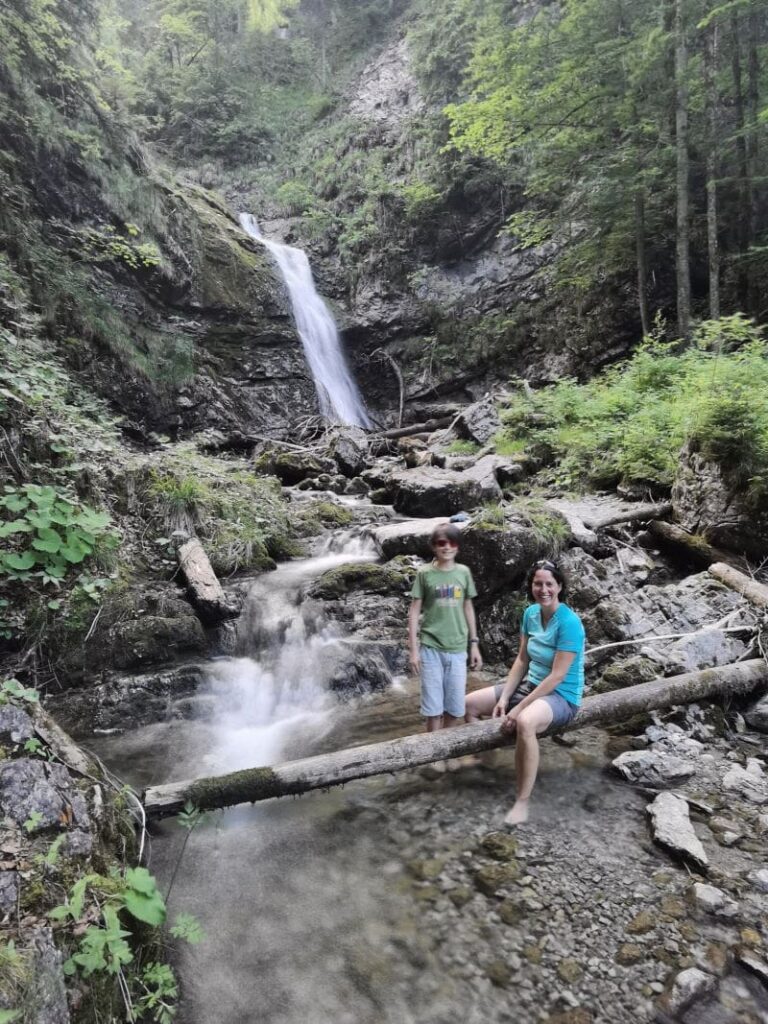 Hitze Ausflugsziel - direkt mit dem Auto zu erreichen: Der Wasserfall in Bayrischzell beim Parkplatz Sillberghaus