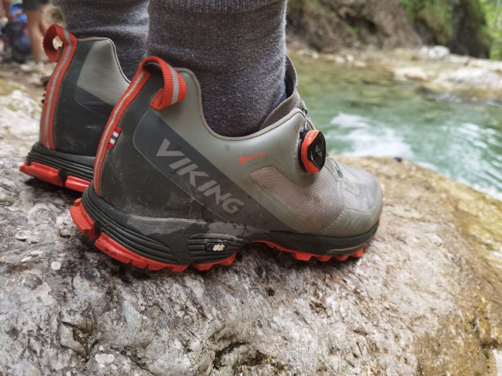 Bitte nur mit Wanderschuhen zu Gumpen & Wasserfällen wandern! Unsere halbhohen Viking Wanderschuhe reichen aus, du kannst aber auch halbhohe Wanderschuhe verwenden. Wie du es lieber hast.