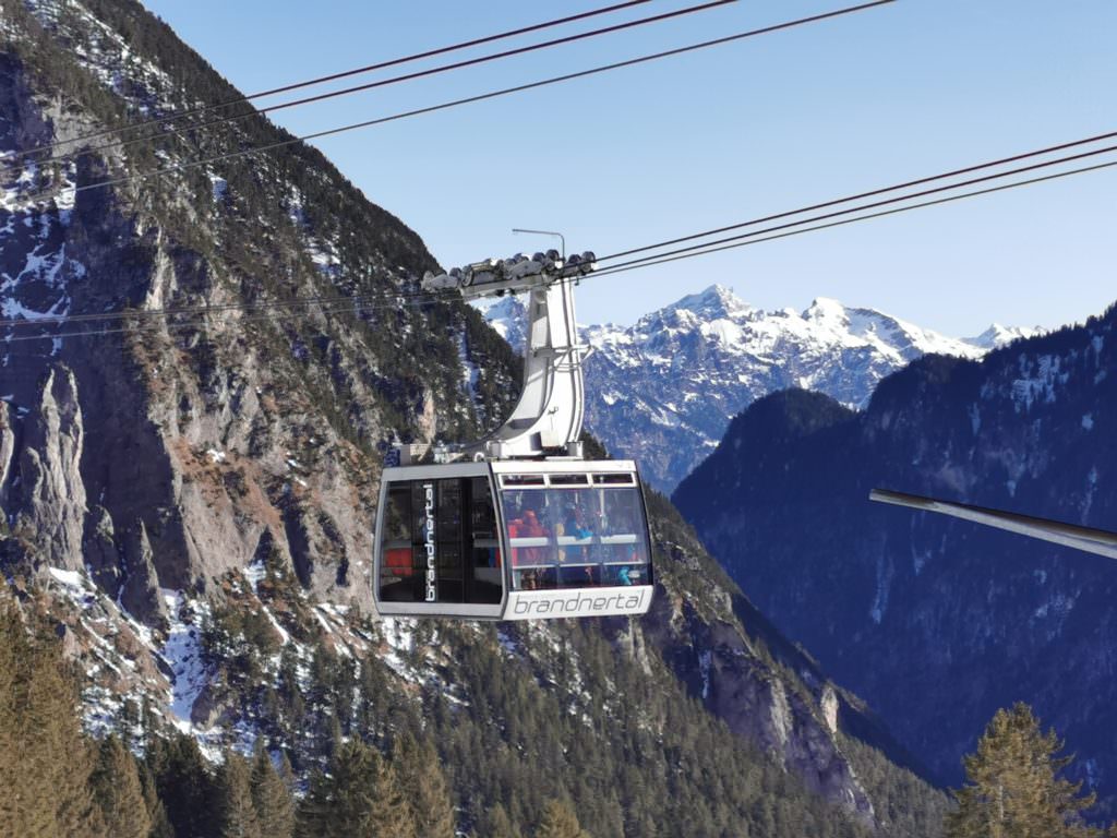 Rodelsafari mit den Bergbahnen Brandnertal - die Gondel bringt dich samt Rodel auf den Burtschasattel