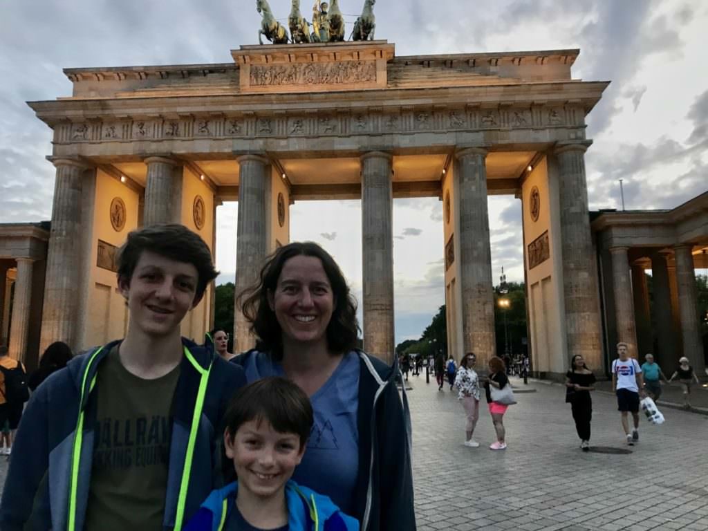 Berlin mit Kindern kostenlos - vom Brandenburger Tor gehen wir hinüber zum Reichstag