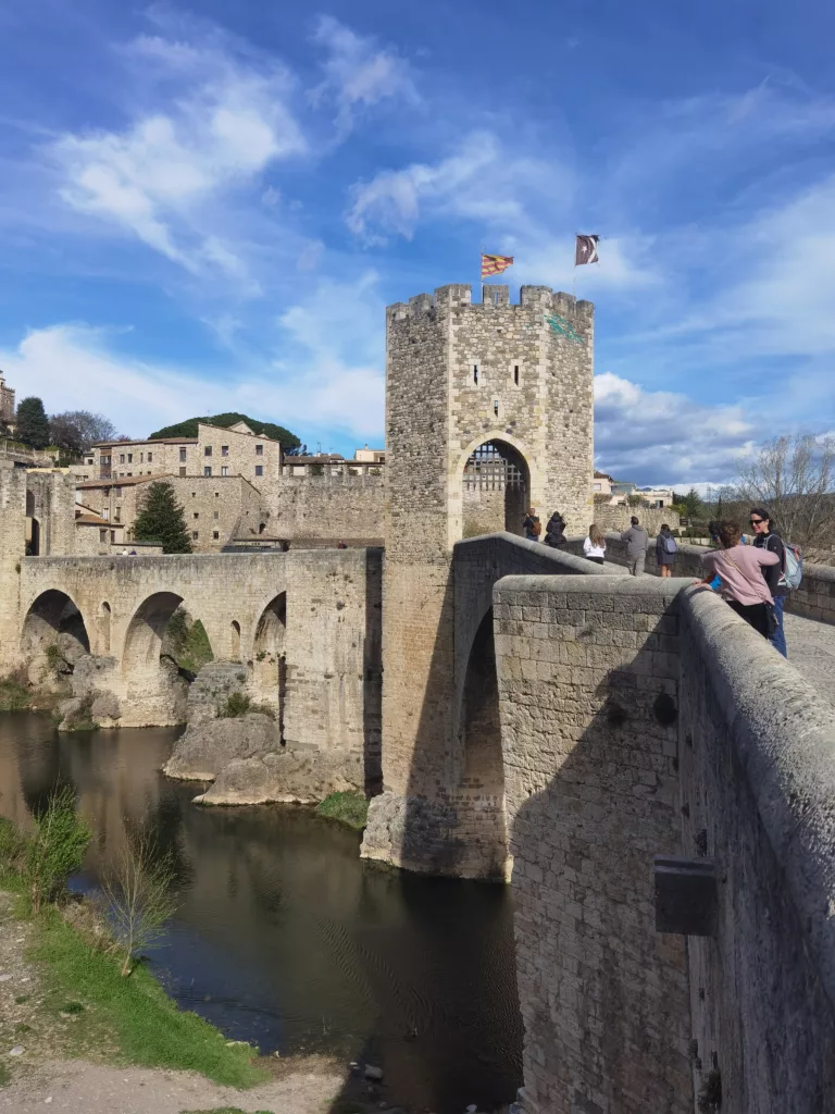 Über die Brücke geht es nach Besalu - beeindruckender Ausflug an der Costa Brava mit Kindern