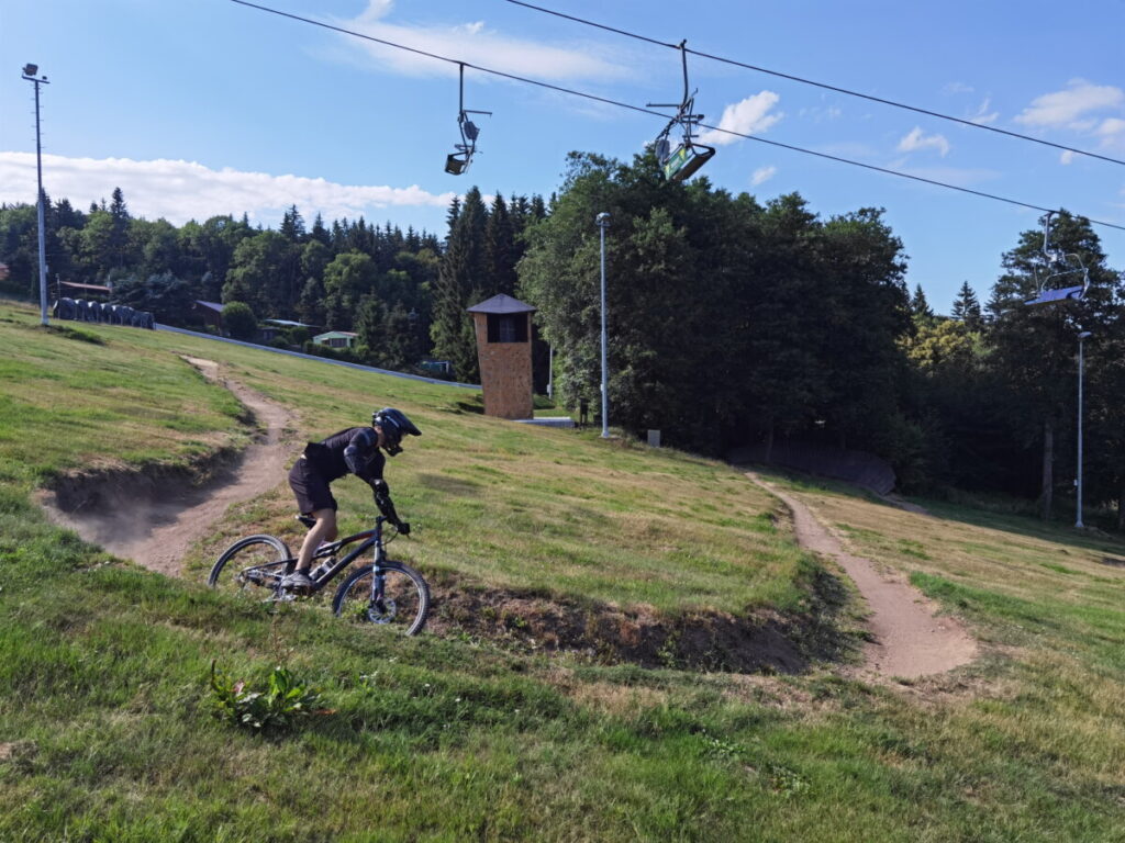 Im Bikepark Osterzgebirge kannst du mit Mountainbikes oder Monster-Rollern fahren