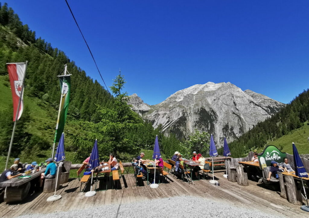 Das ist die schöne Binsalm Terrasse