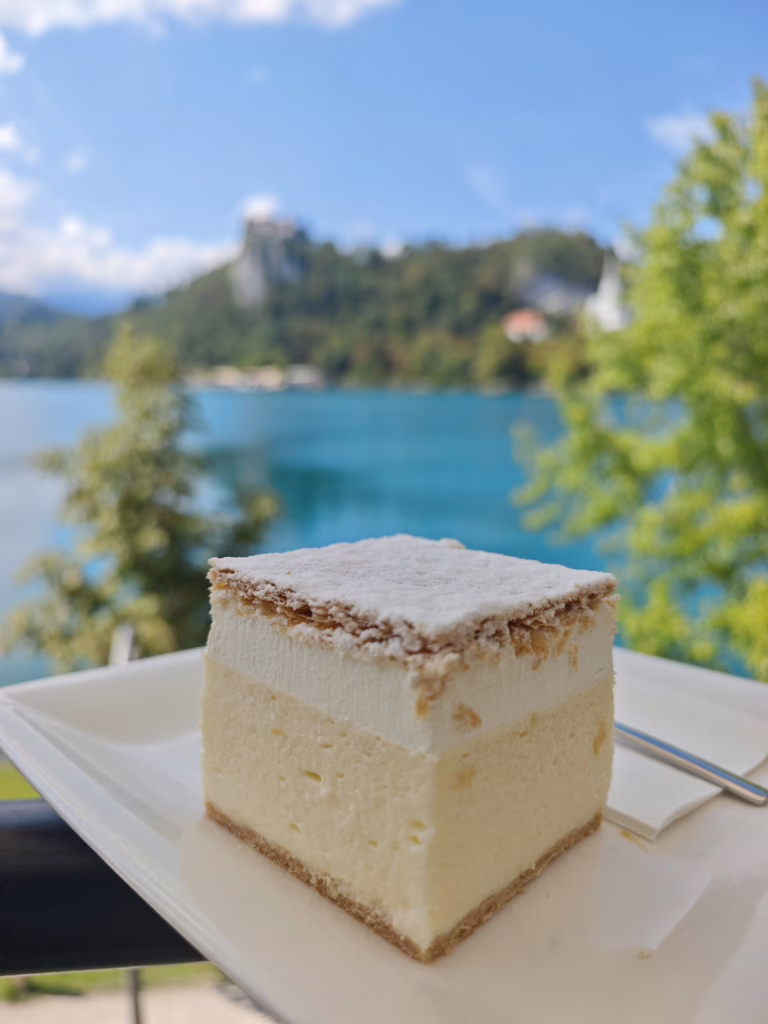 Bleder-Creme-Schnitte im Kavarna Park Café - mit Blick auf den Bleder See und Burg