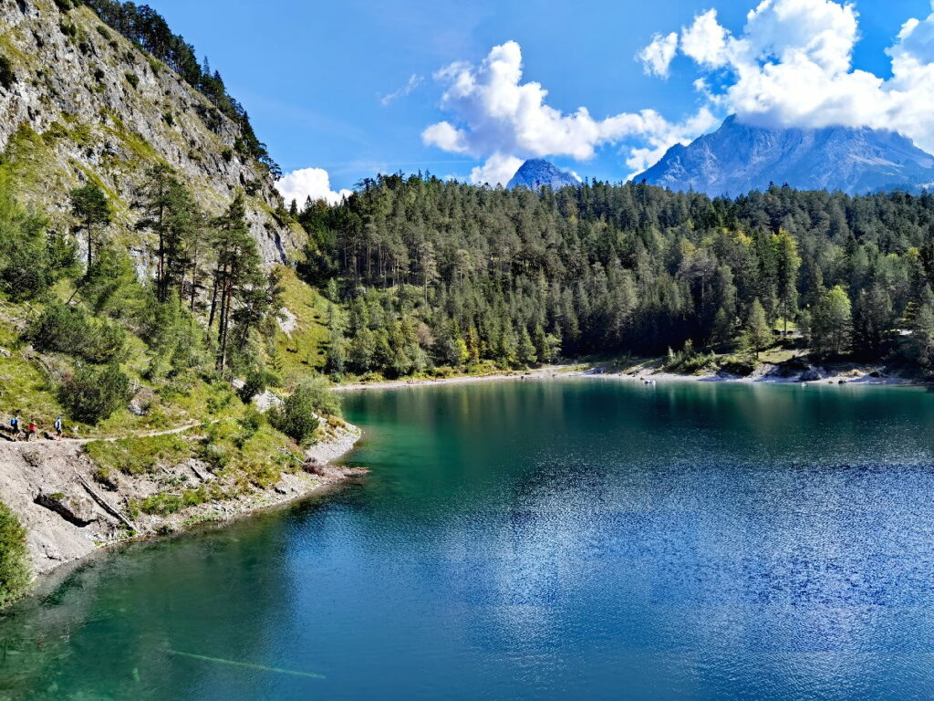 So idyllisch liegt der Blindsee bei Biberwier in Österreich