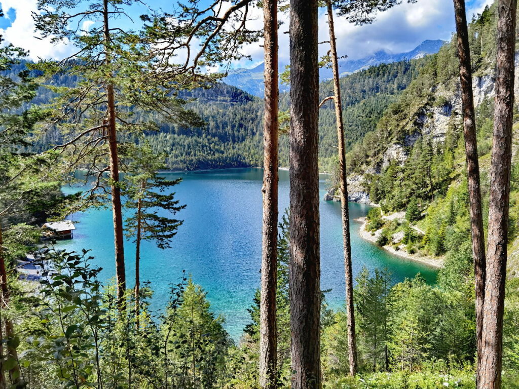 Endlich: Wir sehen den Blindsee von oben. Wir müssen nur noch hinunter wandern