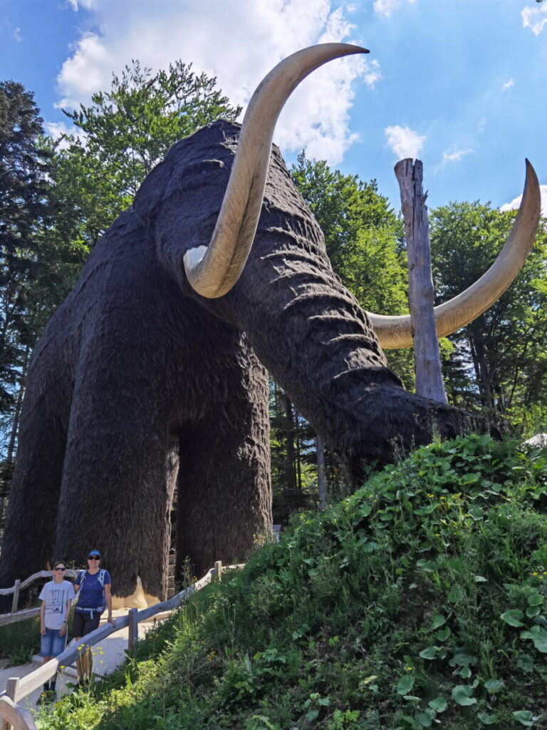 Einzigartiger Spielplatz in Tschechien mit Kindern: Das Mammut ist begehbar - per Rutsche gehts für die Kinder wieder aus dem Mammut hinaus!