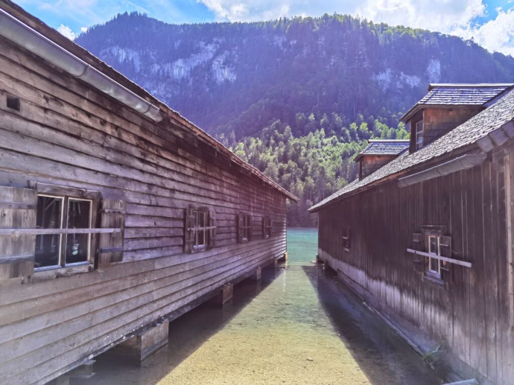 Auf der Königssee Malerwinkel Wanderung kommst du an diesen Bootshäusern vorbei