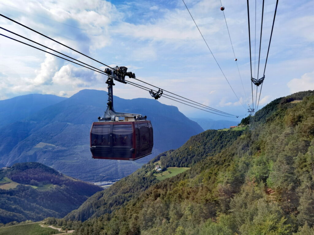 Dank der Gondel geht es aussichtsreich von Oberbozen nach Bozen mit Kindern