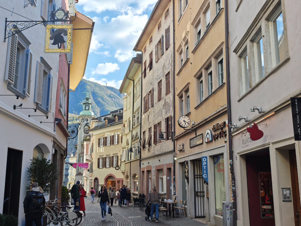 Entdecke die schönen historischen Gassen in Bozen mit Kindern
