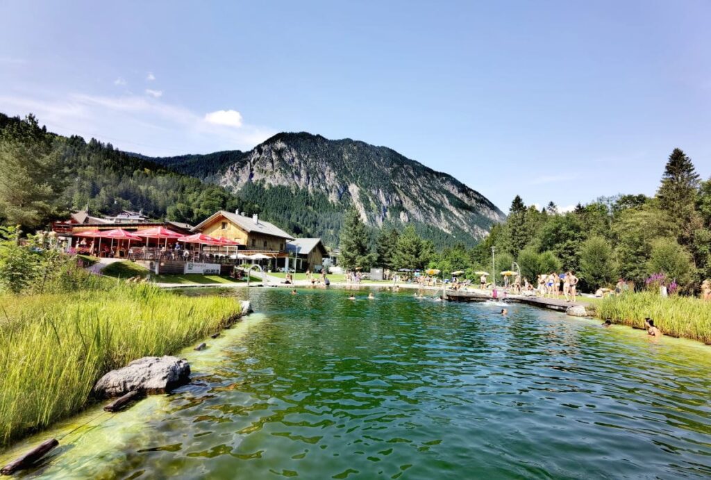 Brandnertal See zum Baden: Der Naturbadesee Alvierbad, wenige Minuten zu Fuß vom Familienhotel Lagant entfernt