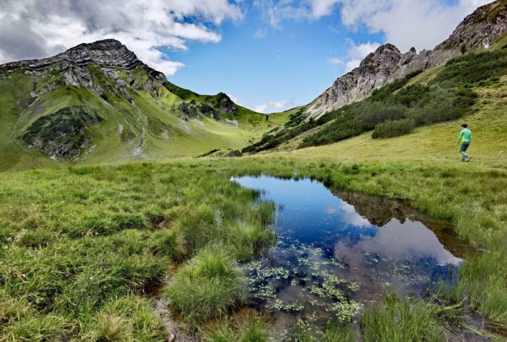 Mit der Bergbahn im Brandnertal wandern - zum ruhigen See ohne Menschenmassen.