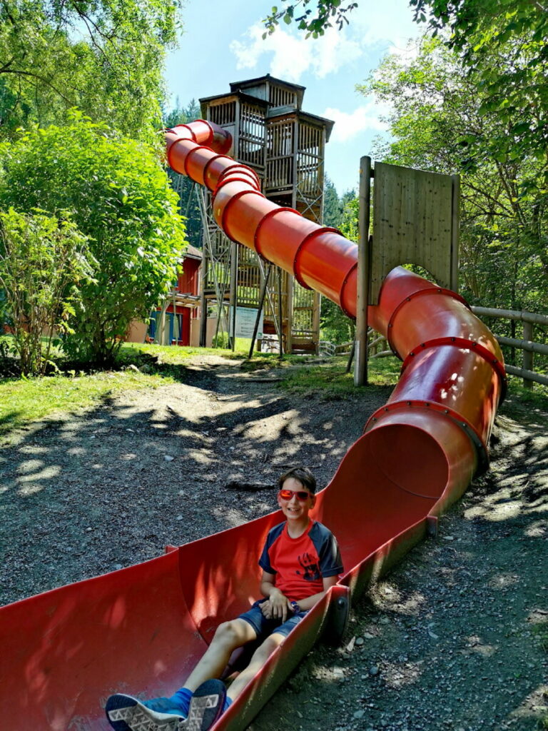 Gehört auch zum tollen Spielplatz in Bruck an der Mur - die lange rote Rutsche