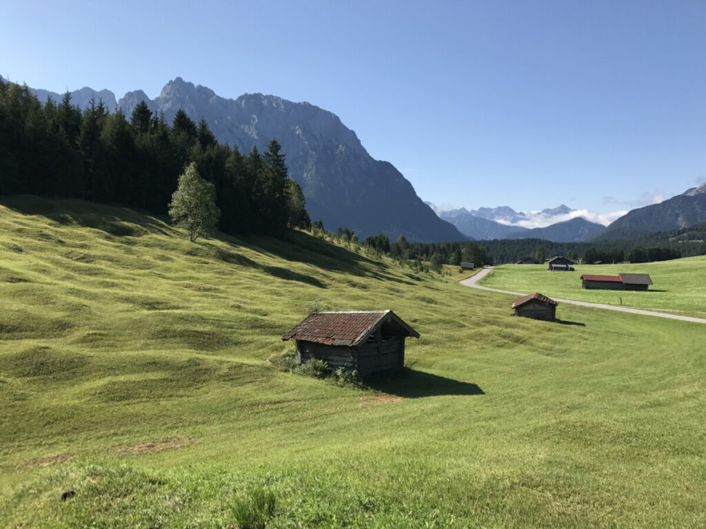 Durch die weitläufigen Buckelwiesen Mittenwald wandern