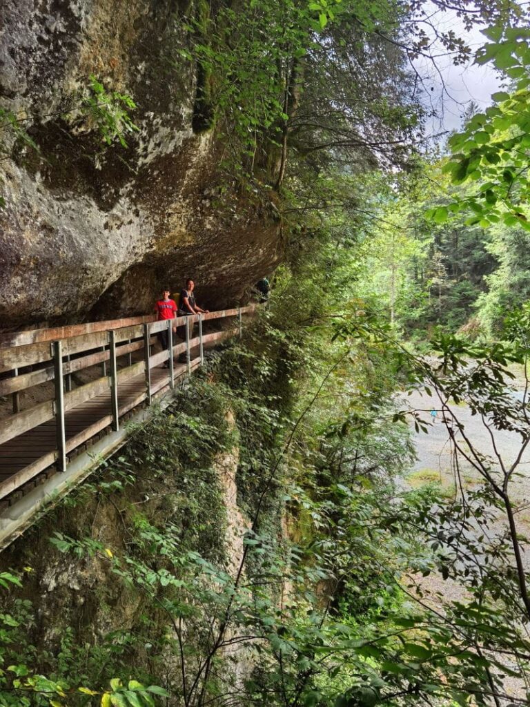 Schmal ist der Platz zwischen den Felsen und den Brücken - ein großes Abenteuer für Kinder