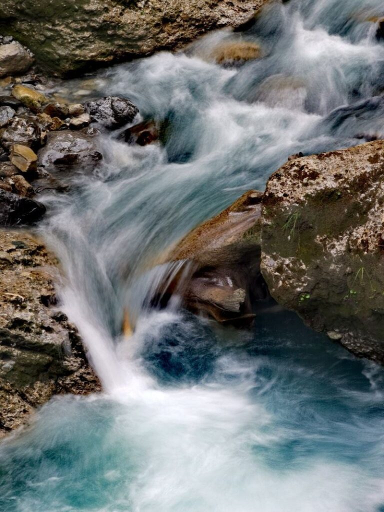 Das schäumende Wasser in der Bürser Schlucht in Vorarlberg 