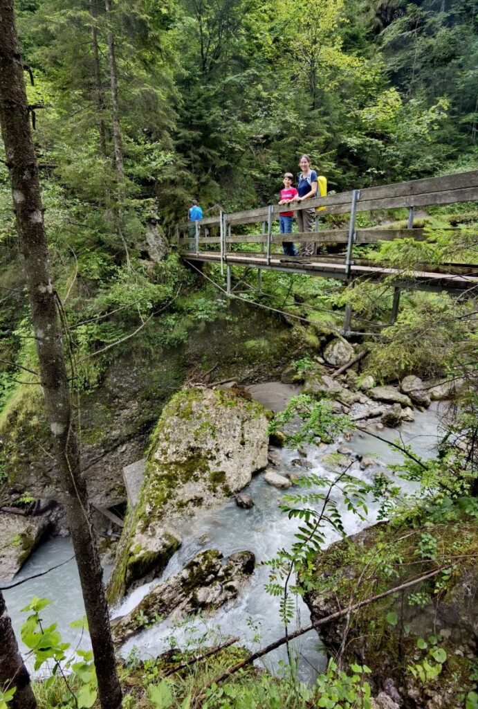 Über tosendes Wasser in der Bürser Schlucht - Dank Brücken geht das trockenen Fußes. 