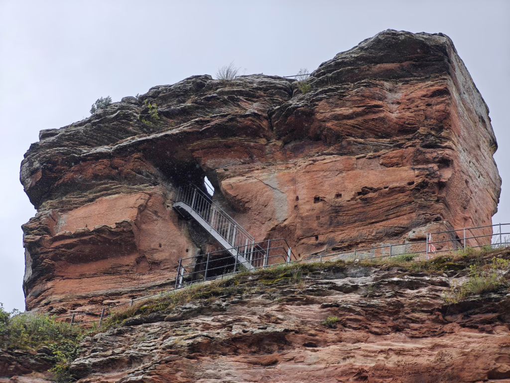 Sehr beeindruckend im Pfälzerwald mit Kindern: Die Burg Drachenfels