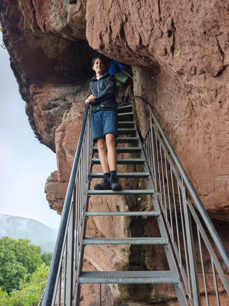 Über steile Treppen geht auf die Burg Drachenfels - perfekt für Entdecker