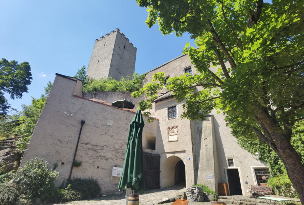 Die historische Burg Falkenstein ist oberhalb vom Schlosspark und ist für Besucher geöffnet