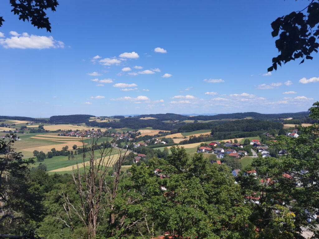 Ausblick vom Schlosspark Falkenstein über die Hügel im Bayerischen Wald