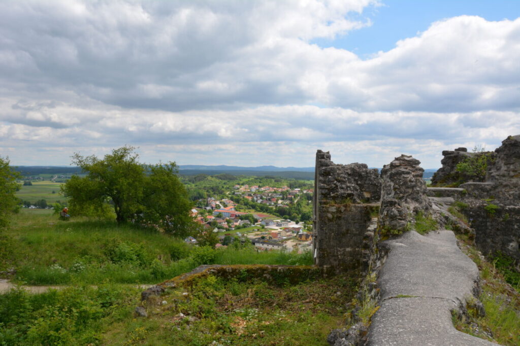 Ausblick von Burgruine Kallmünz - und nimm dir auch Zeit für einen Bummel durch den romantischen Ort!