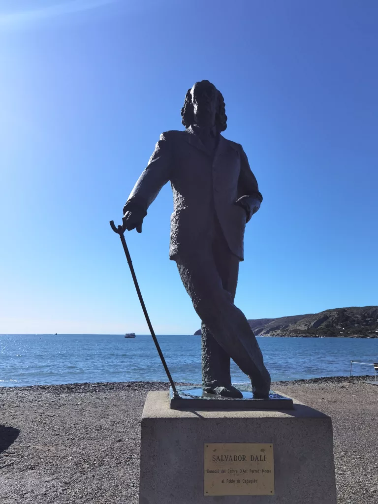 Mitten in Cadaqués steht die Statue von Salvador Dali