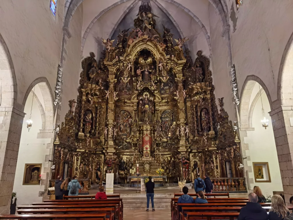 Cadaqués Sehenswürdigkeiten - das barocke Altarbild in Santa Maria