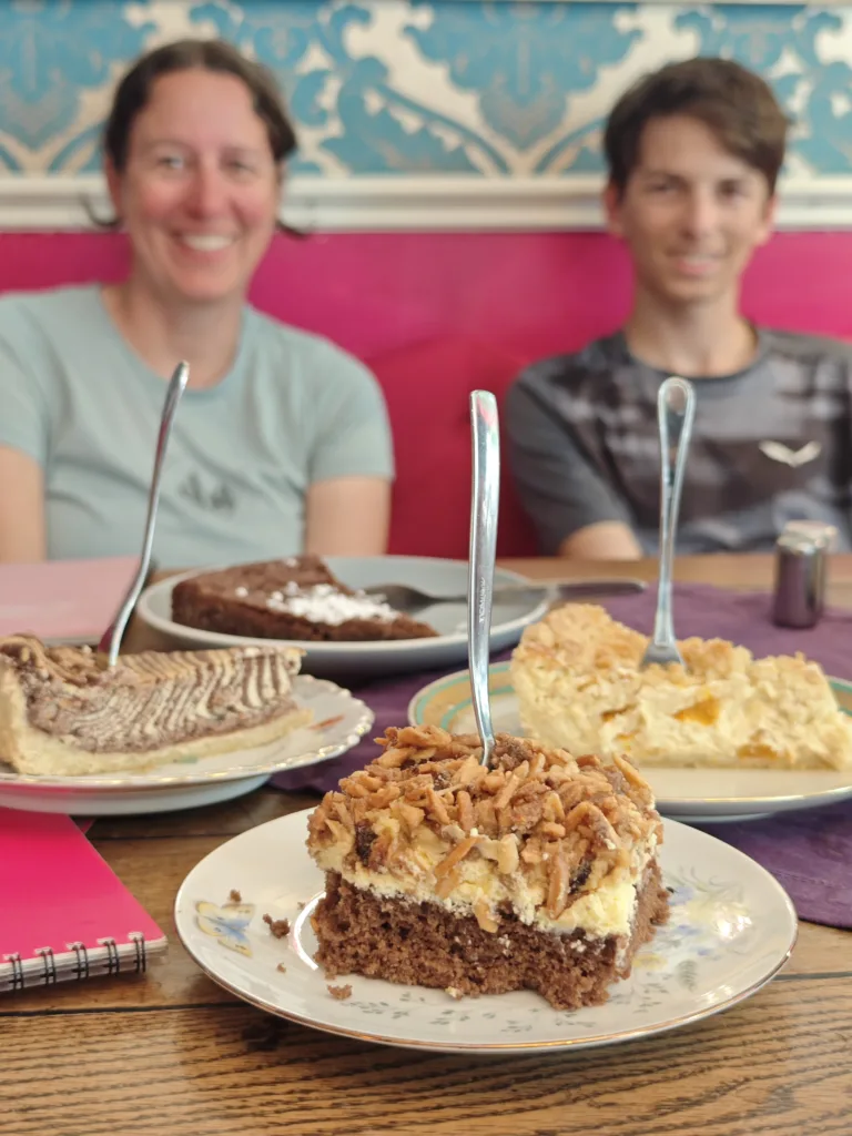 Due Kuchen im Cafe Liebevoll waren extrem gut