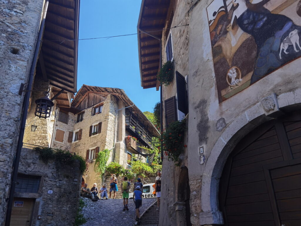 Canale di Tenno mit den mittelalterlichen Häusern und Gassen