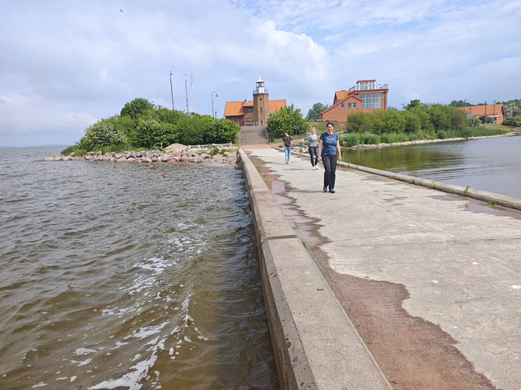 Ein kurzer Spazierung vom Leuchtturm in Cap Vente  entlang der Mole lohnt sich