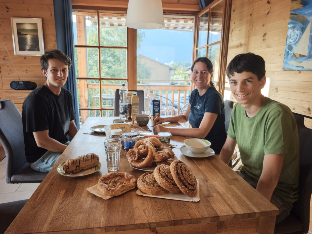Zum Frühstücken haben wir uns frische Semmeln vom Bäcker in Aschau im Chiemgau geholt