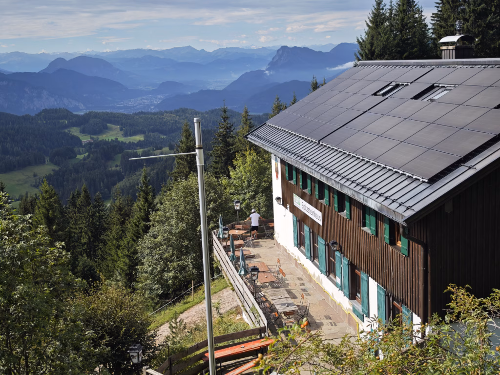 Der Blick beim Spitzsteinhaus reicht nach Tirol