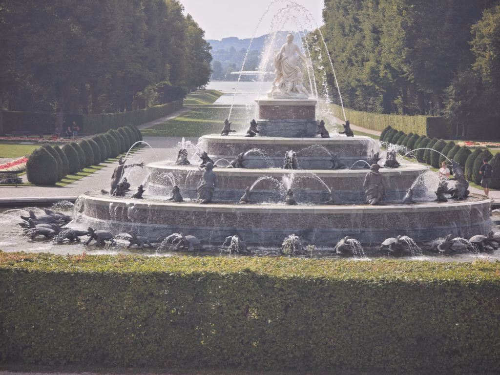 Der Garten ist prachtvoll und die Brunnen solltest du dir anschauen - besonders die vielen kleinen Figuren