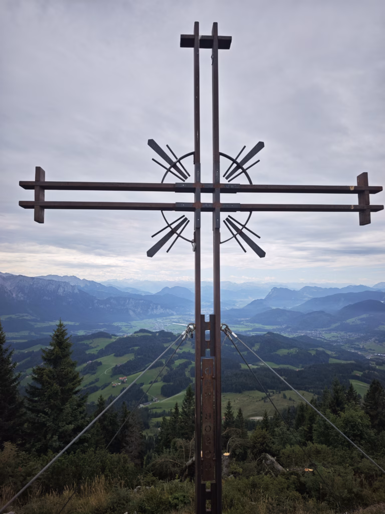 Auf dem Spitzsteingipfel am Chiemsee mit Kindern