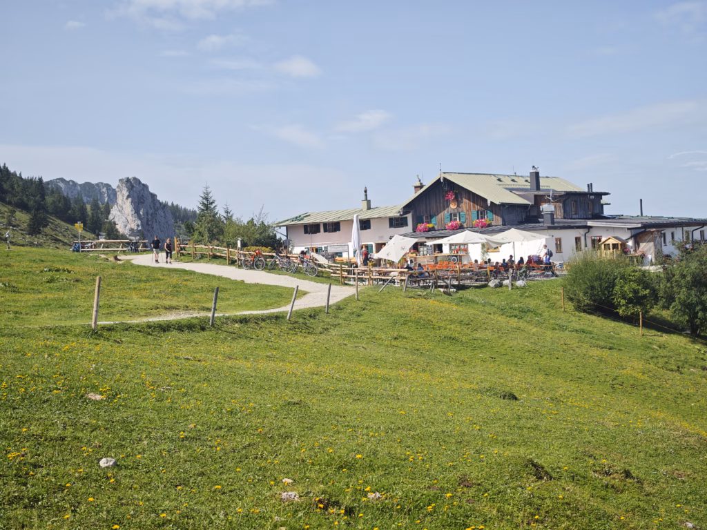 Die Steinlingalm bildet den Übergang zwischen den Almwiesen und der mächtigen Felswand der Kampenwand