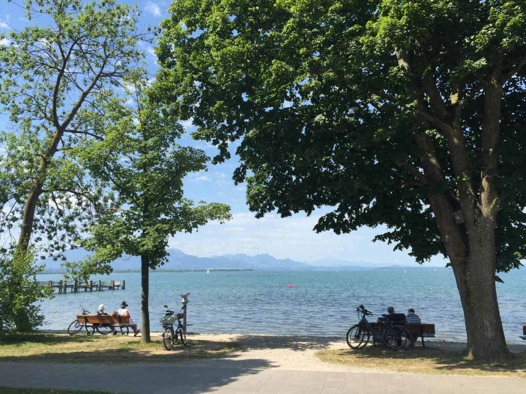 Am Chiemsee wandern mit Kinderwagen - und auf den See schauen!