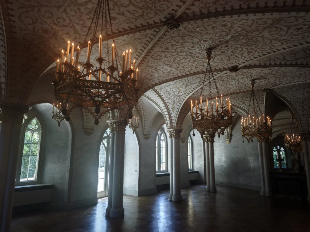 Das ist der prächtige Marmorsaal im Schloss Rosenau