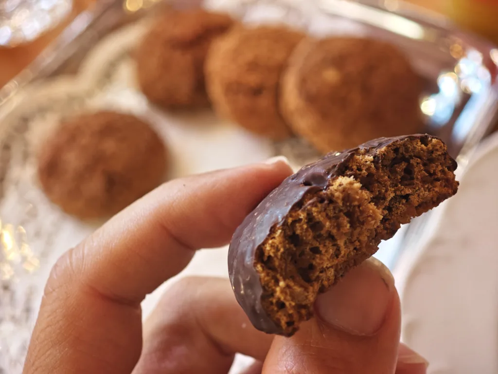 Die Coburger Schmätzchen gibt es mit Schokoladenglasur oder natur ohne Ummantelung