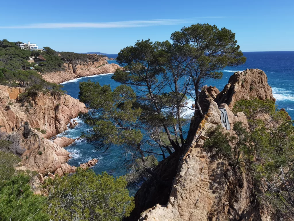 Die Costa Brava ist geprägt von einer schönen Landschaft mit Felsen und Meer