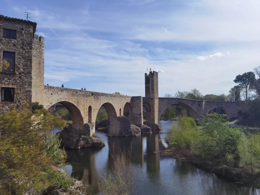 Blick auf die mächtigen Steinbögen der Brücke