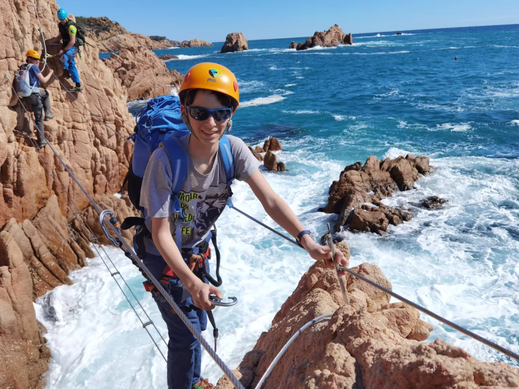 Highlight an der Costa Brava mit Kindern: Der leichte Klettersteig direkt am Meer